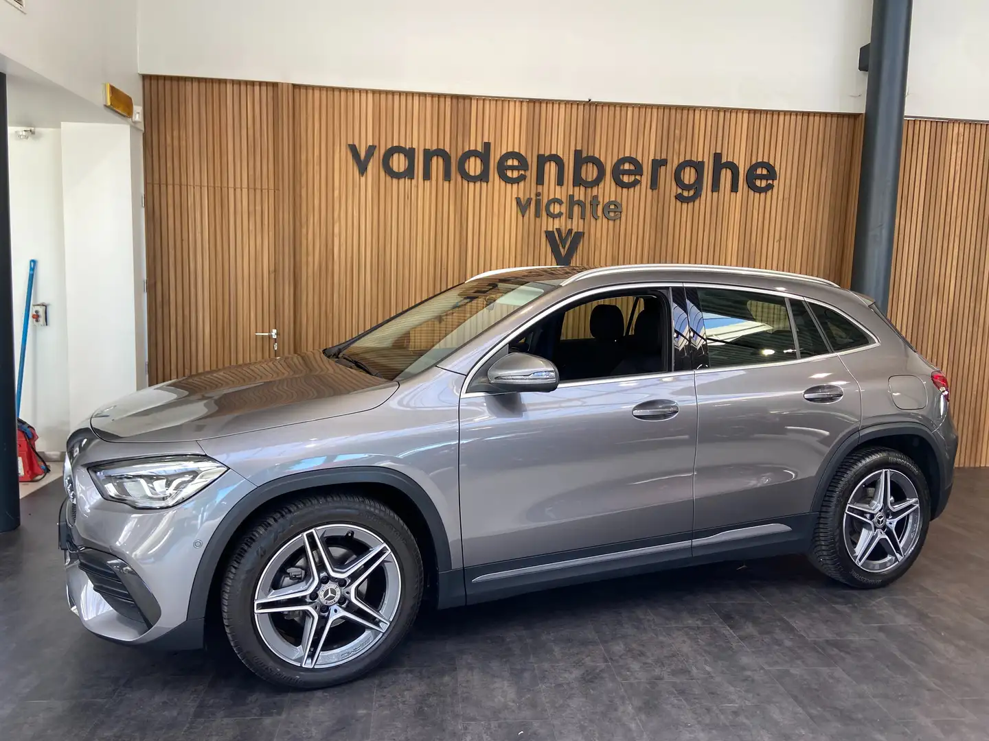 Mercedes-Benz GLA 180 GLA 180 7G-DCT AMG CAMERA PTS NAVI SPOOR Gris - 1