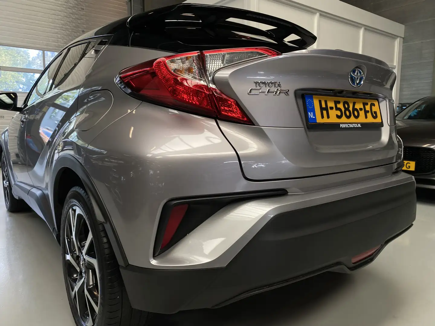 Toyota C-HR 1.8 Hybrid Bi-Tone Navi, Camera, Adaptive Cruise Grau - 2