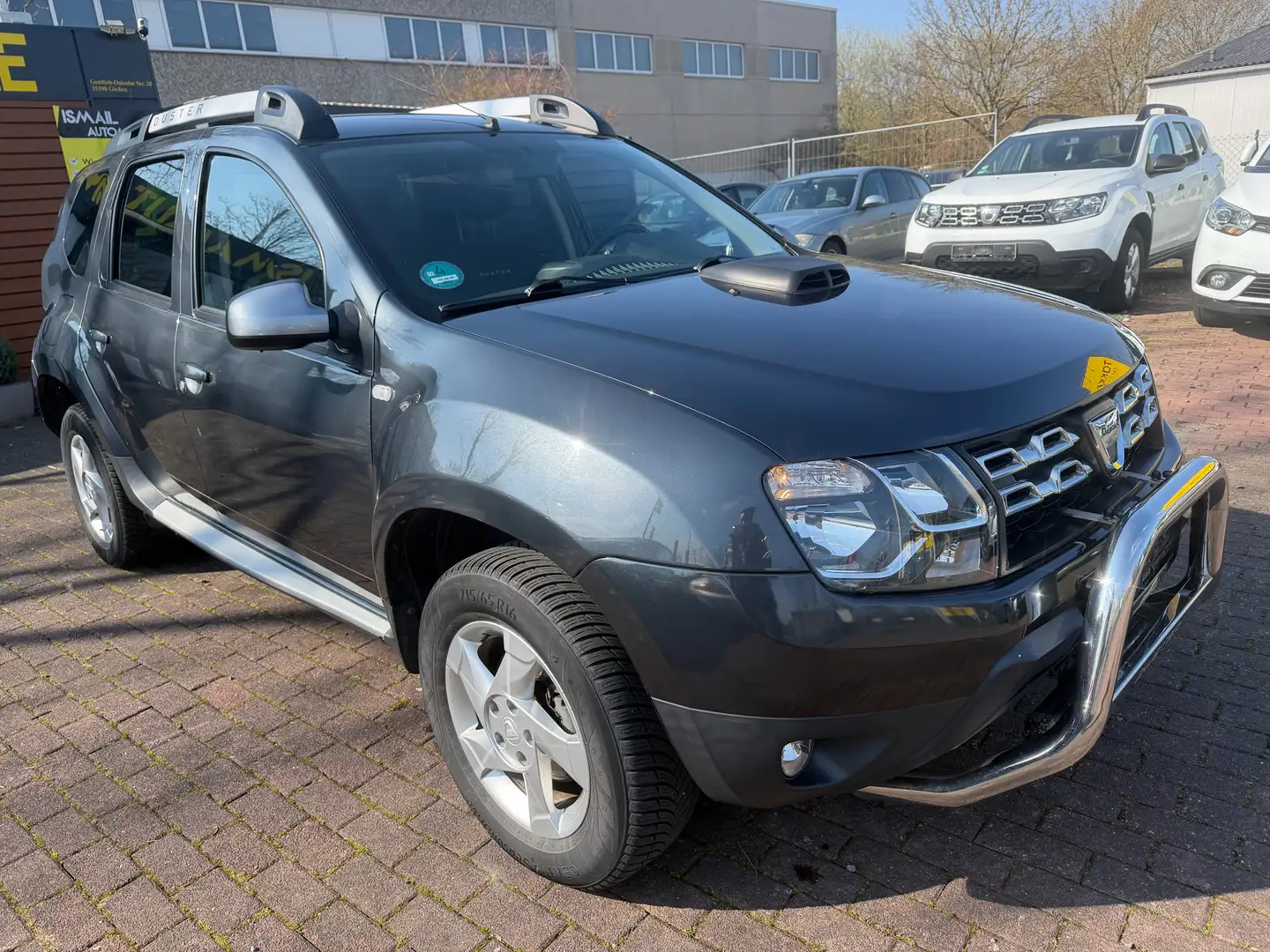 Dacia Duster Laureate 4x2/Klima/TÜV 10.2027 Schwarz - 1