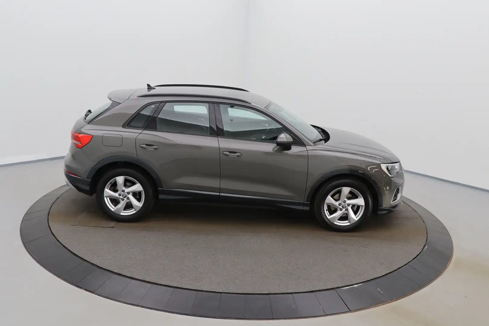 Audi Q3 35 TDi Business Ed. Advanced S-Tronic LEDER/CUIR Grijs - 2
