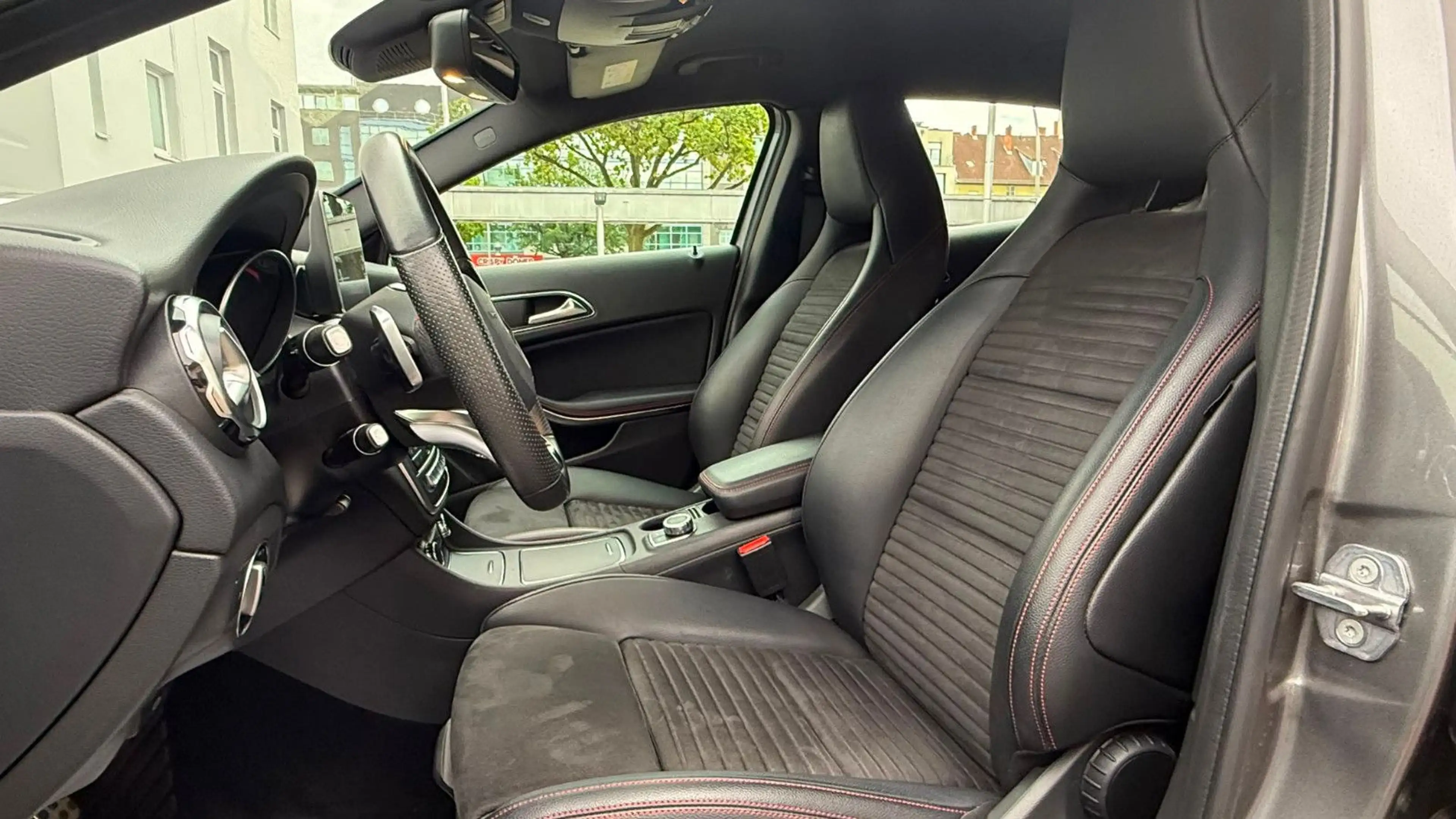 Mercedes-Benz GLA 180 Aut. 7G-DCT * AMG Line * — photo 12