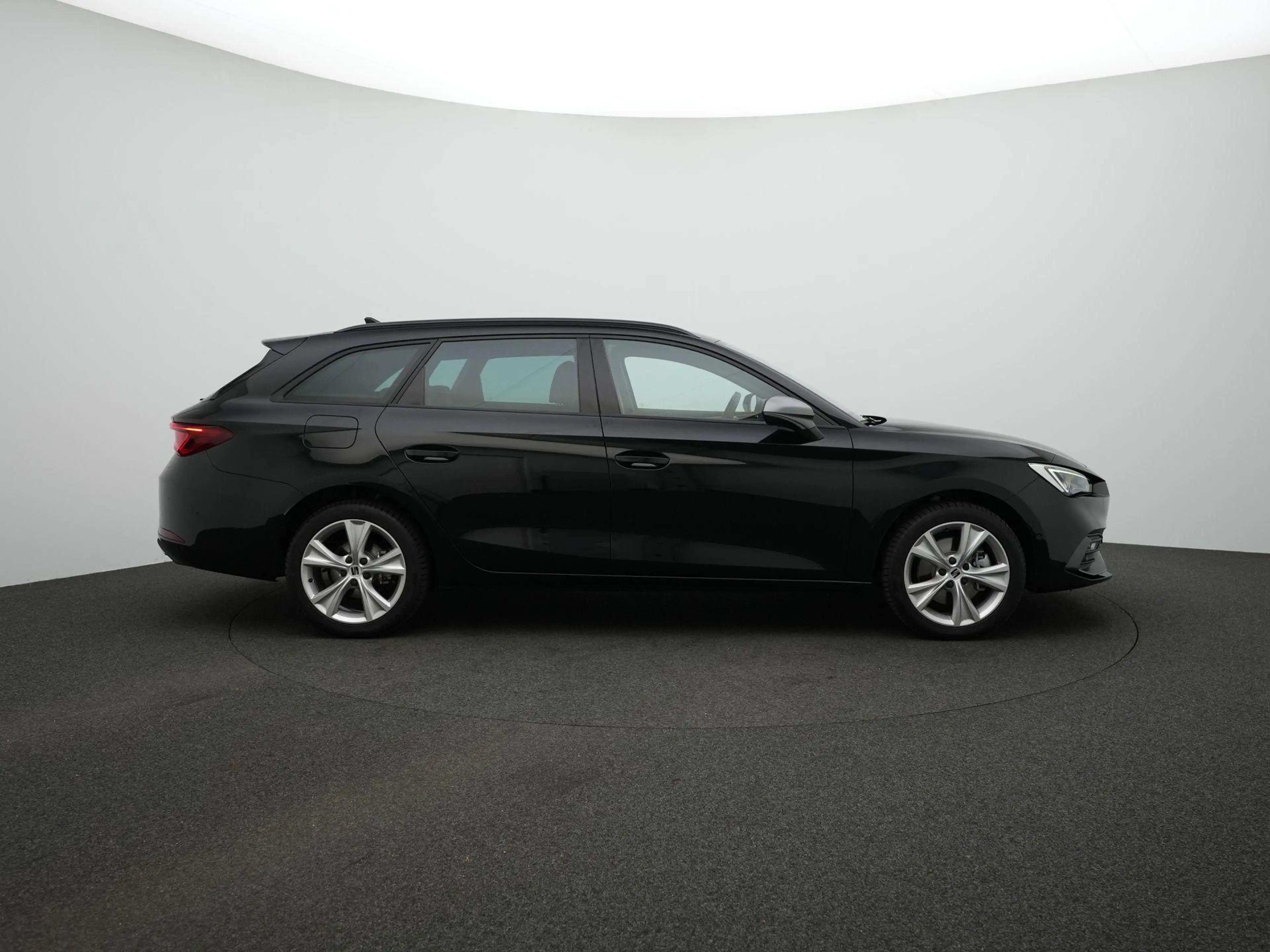 SEAT Leon e-Hybrid Sportstourer FR Business 1.5 TSI eHybrid 204 pk | — photo 4