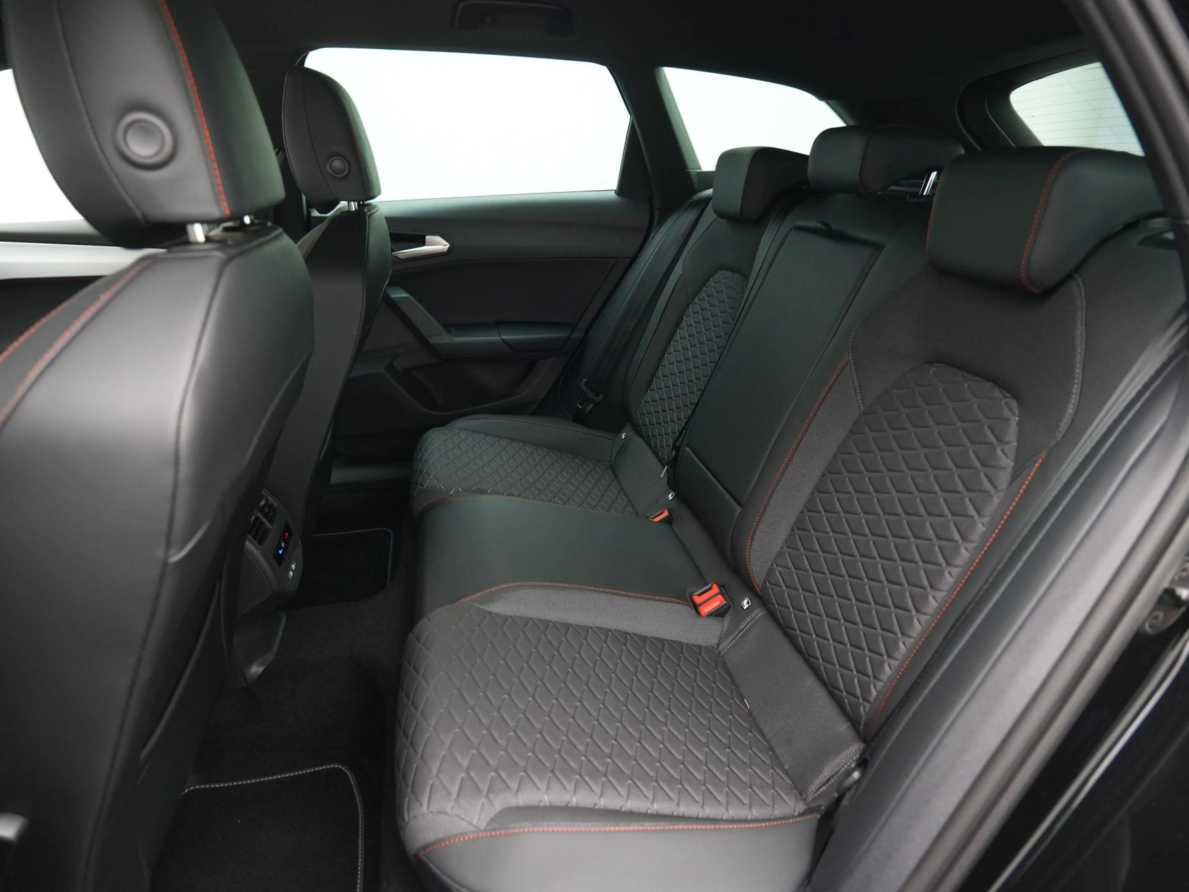 SEAT Leon e-Hybrid Sportstourer FR Business 1.5 TSI eHybrid 204 pk | — photo 9