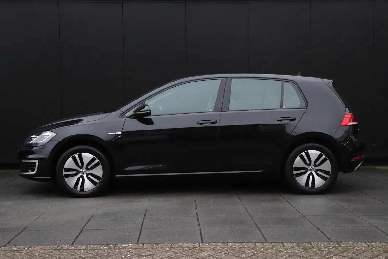 Volkswagen e-Golf | PDC | STOELVERW. | APPLE CARPLAY | NAVI | Zwart - 2