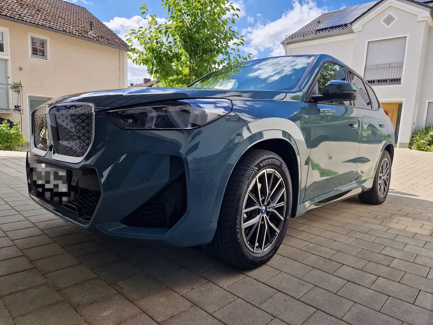 BMW iX1 eDrive20 M-Sport AHK 100% Batteriekapazität Grün - 2