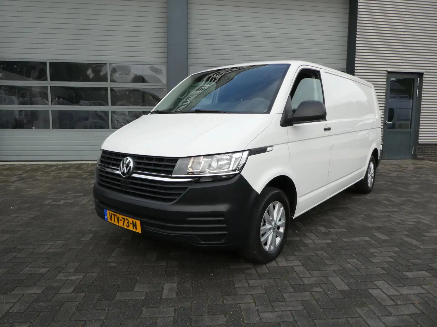 Volkswagen Transporter 2.0 TDI L2H1 150 pk automaat , 3 zits , trekhaak Blanc - 2