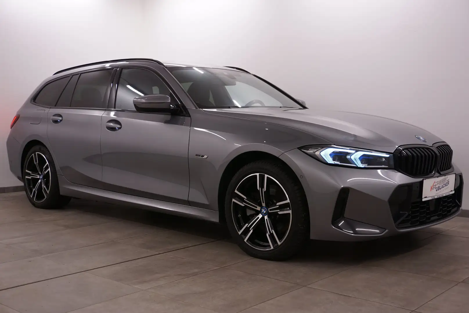 BMW 320 e xDrive M Sport // harman/kardon // ACC // Grau - 1