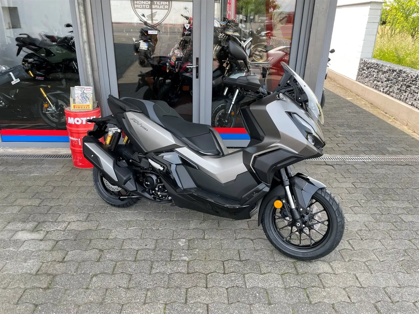 Honda ADV 350 Neufahrzeug auf Lager Silber - 1