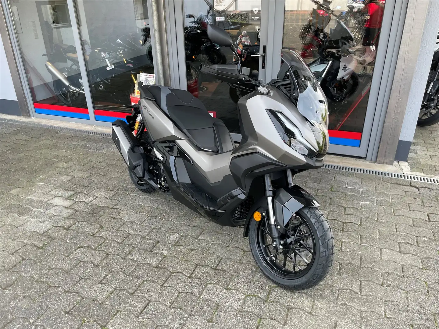 Honda ADV 350 Neufahrzeug auf Lager Silber - 2