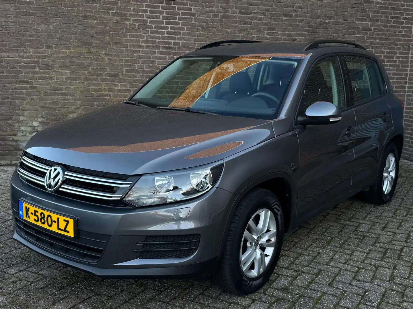 Volkswagen Tiguan 1.4 TSI Comfort&Design Ed. Carplay Navi Clima Trek Grijs - 1