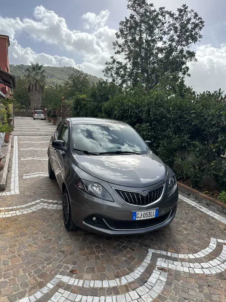 Lancia Ypsilon