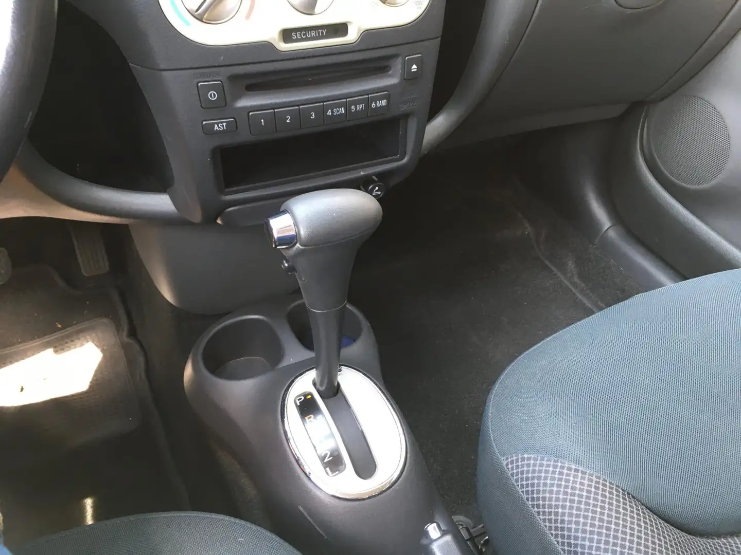 Toyota Yaris 1.3 VVT-i Sol / AUTOMAAT / 5 DEUREN / NL-AUTO+NAP Gri - 2