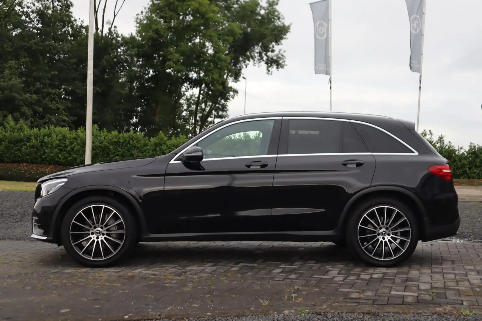 Mercedes-Benz GLC 250 4MATIC AMG Pano, Trekhaak, Camera, Stoelverwarming Zwart - 2