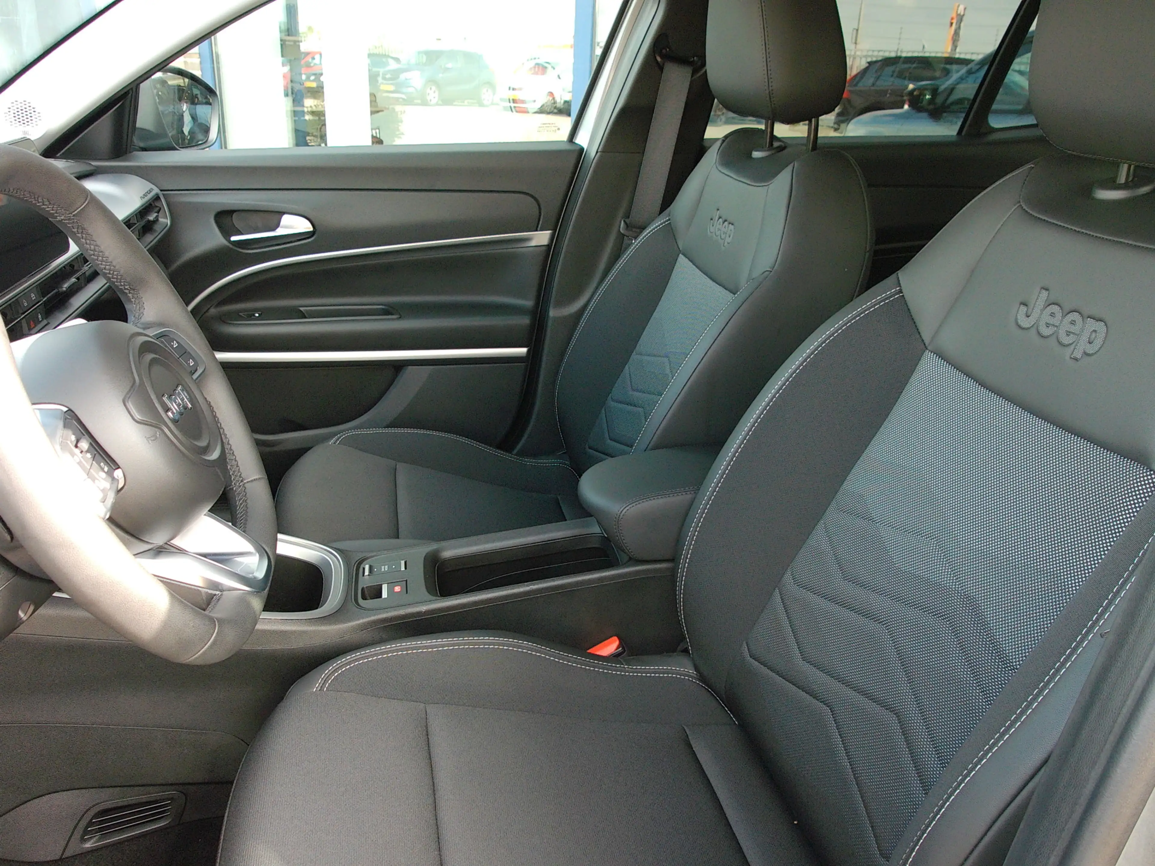 Jeep Avenger 1.2 e-Hybrid Longitude, Carplay + Android Auto / J — photo 6