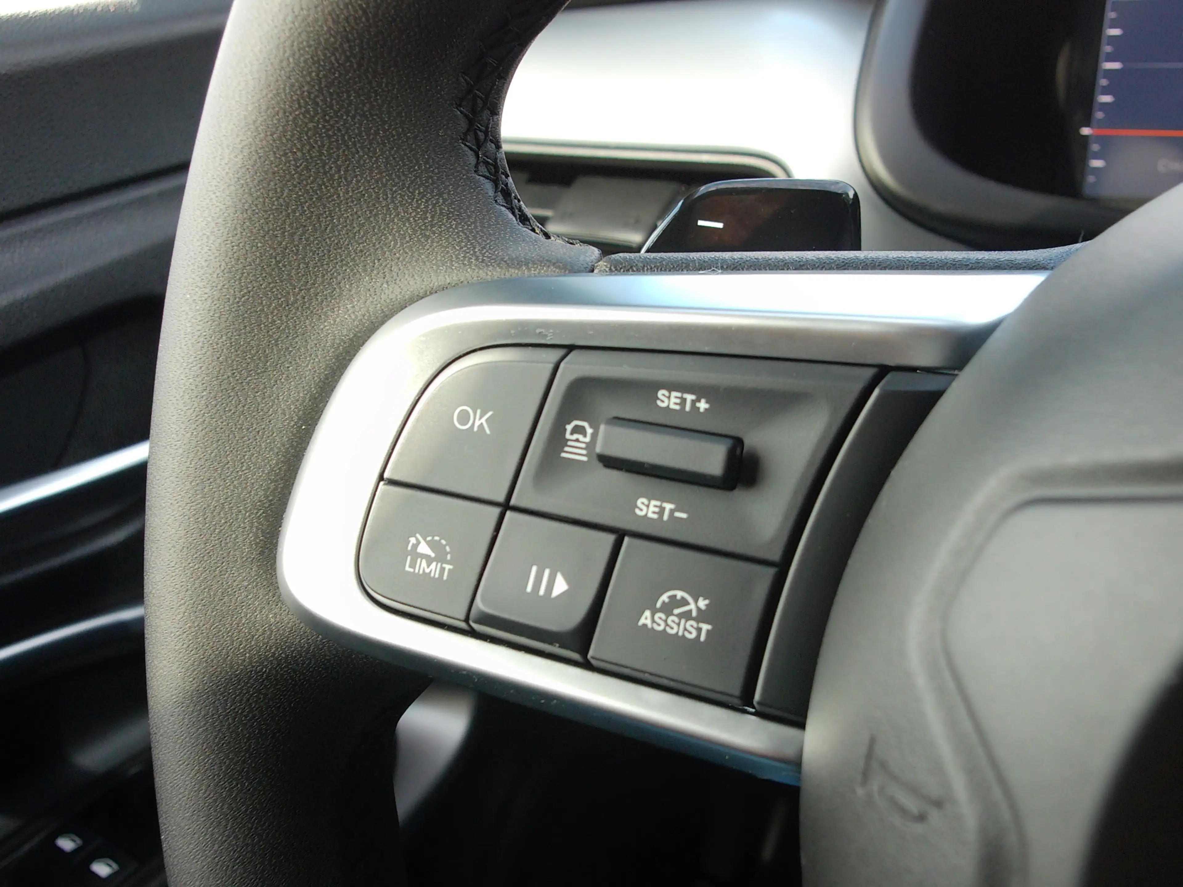 Jeep Avenger 1.2 e-Hybrid Longitude, Carplay + Android Auto / J — photo 10