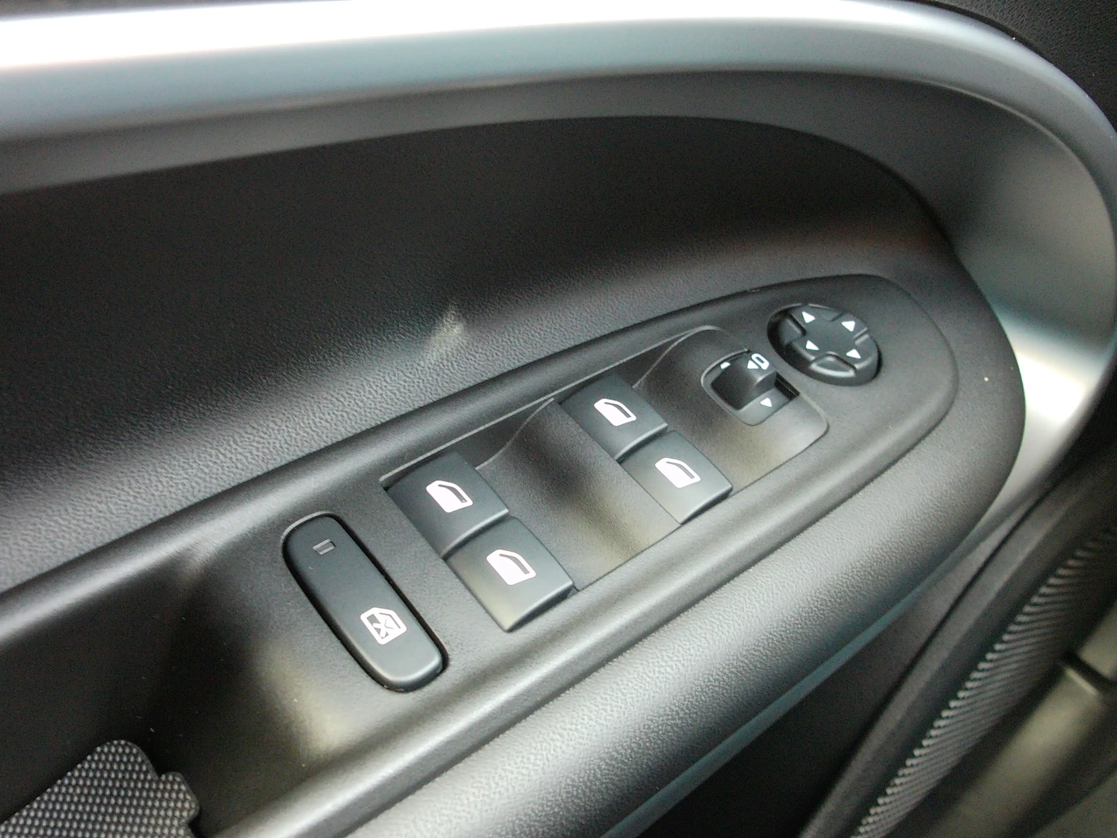Jeep Avenger 1.2 e-Hybrid Longitude, Carplay + Android Auto / J — photo 9