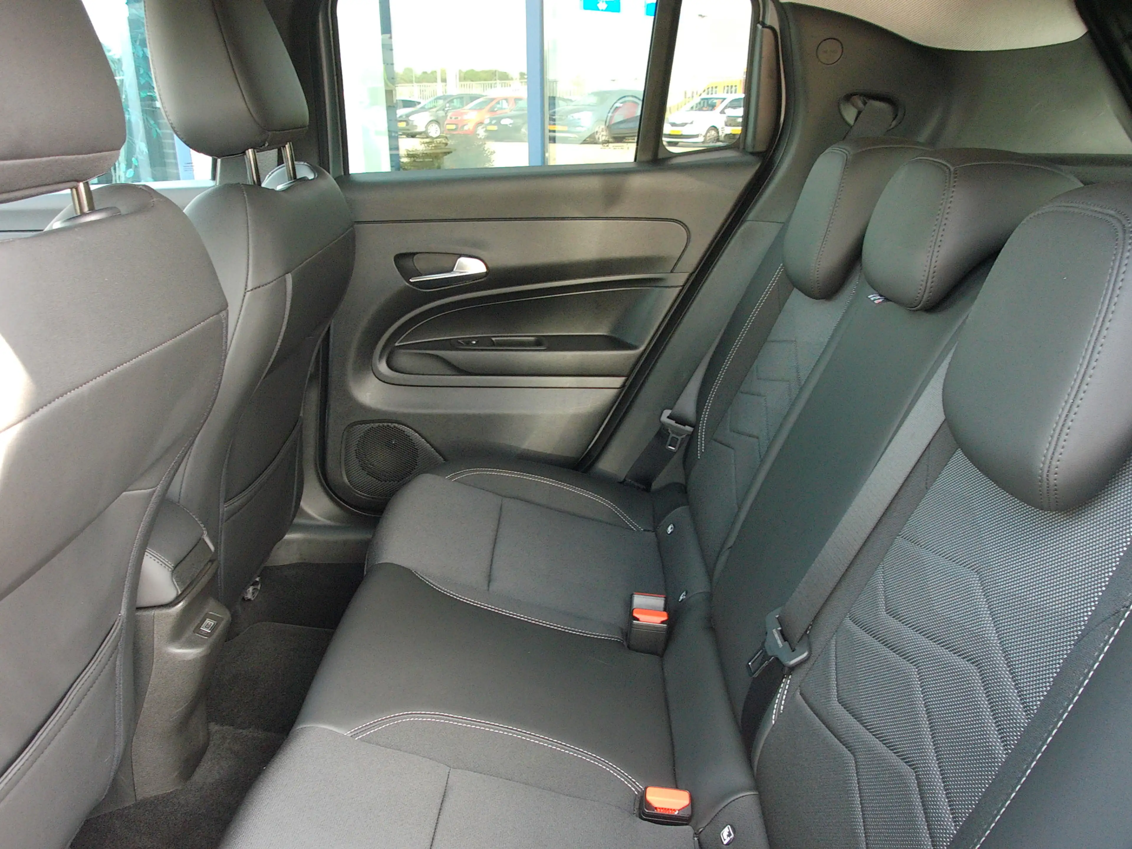 Jeep Avenger 1.2 e-Hybrid Longitude, Carplay + Android Auto / J — photo 7