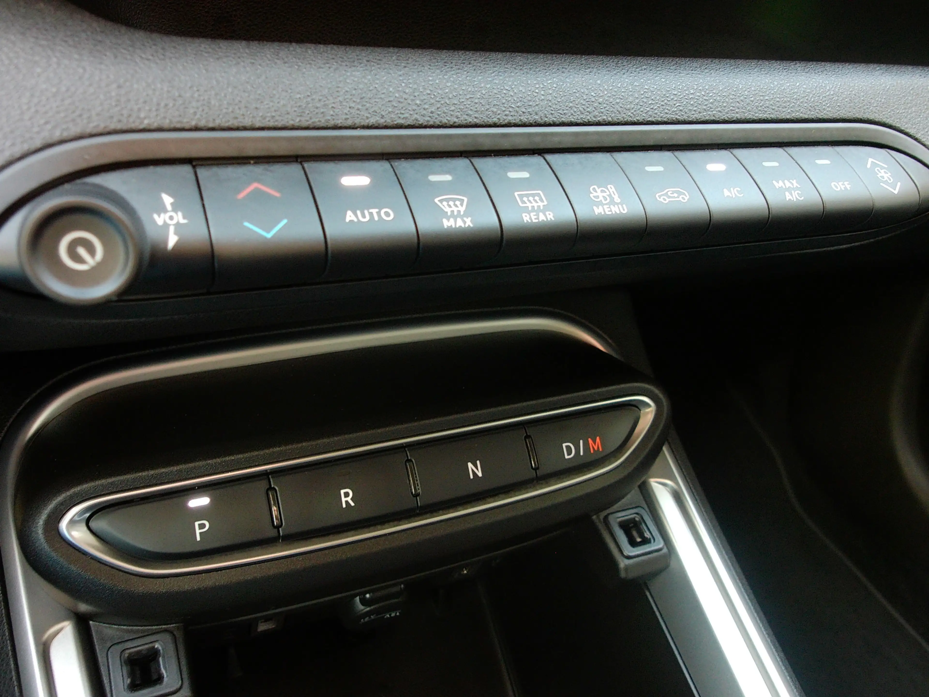 Jeep Avenger 1.2 e-Hybrid Longitude, Carplay + Android Auto / J — photo 18