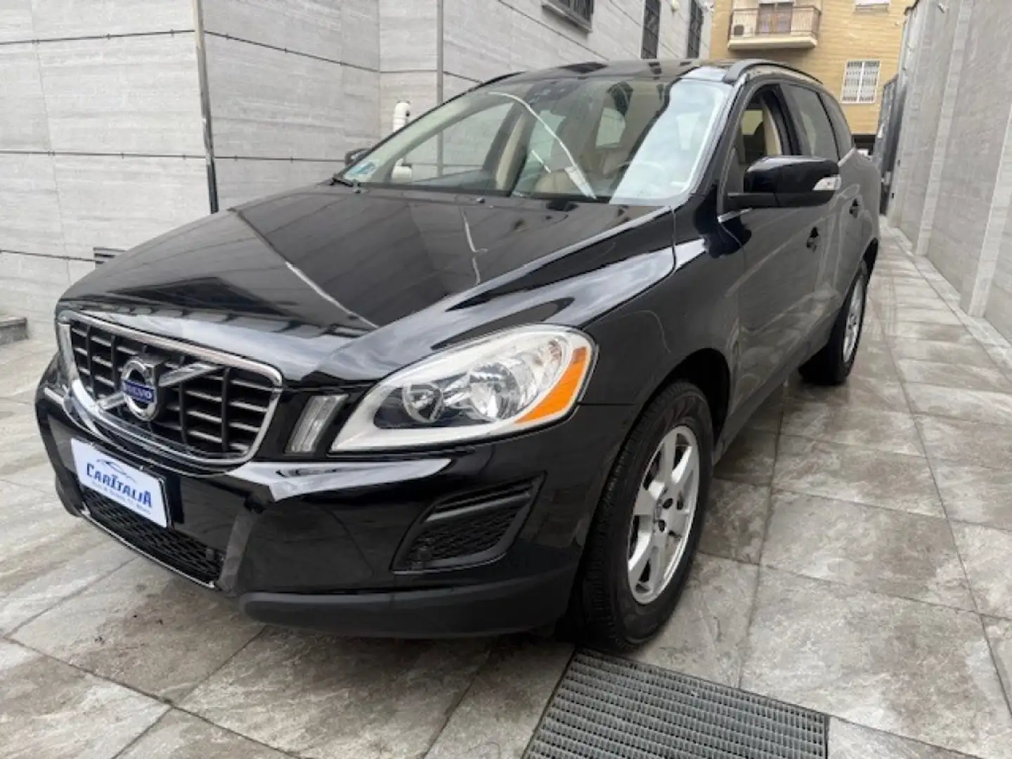 Volvo XC60 D3 AWD Geartronic Momentum Schwarz - 1
