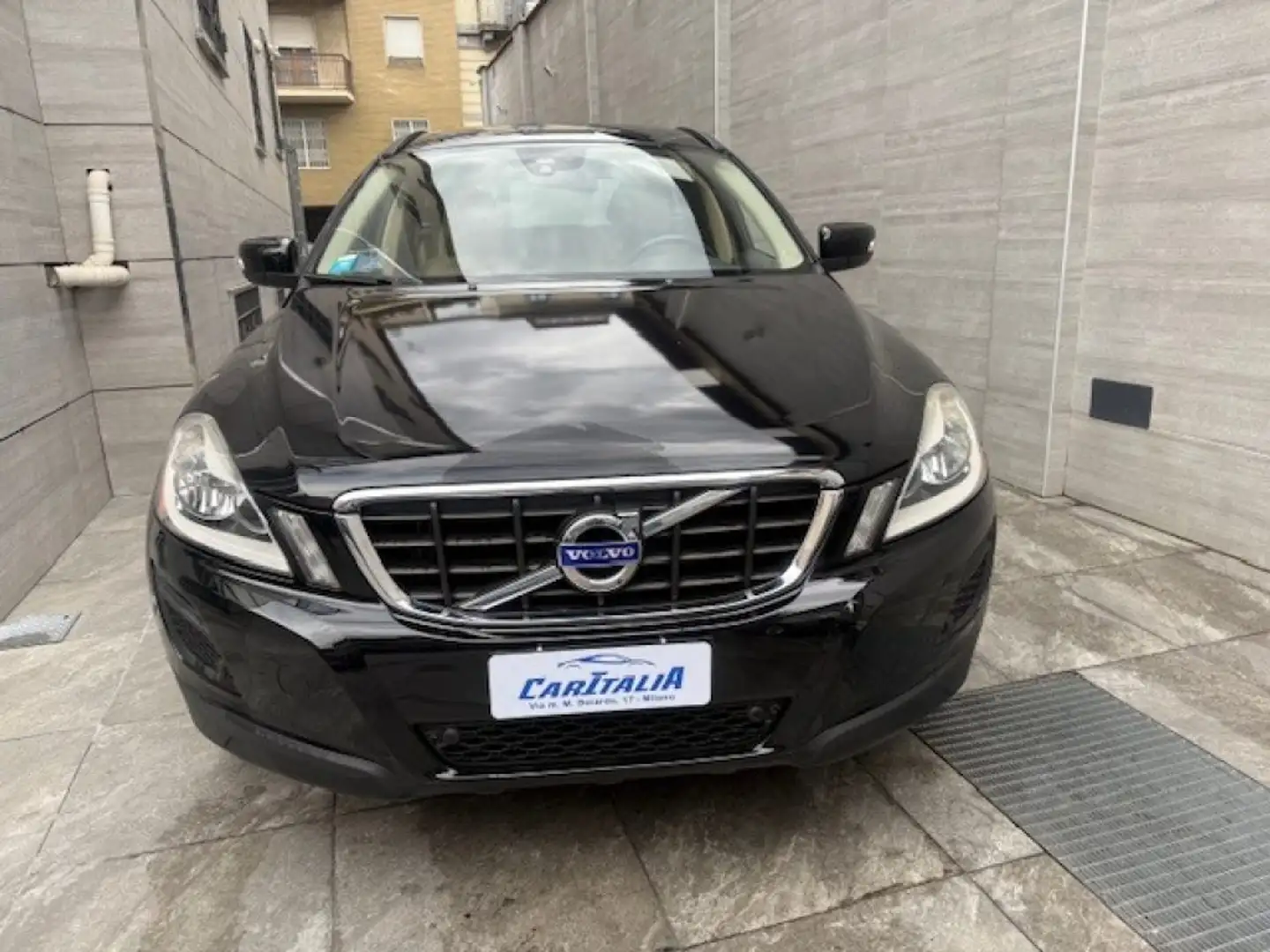 Volvo XC60 D3 AWD Geartronic Momentum Schwarz - 2