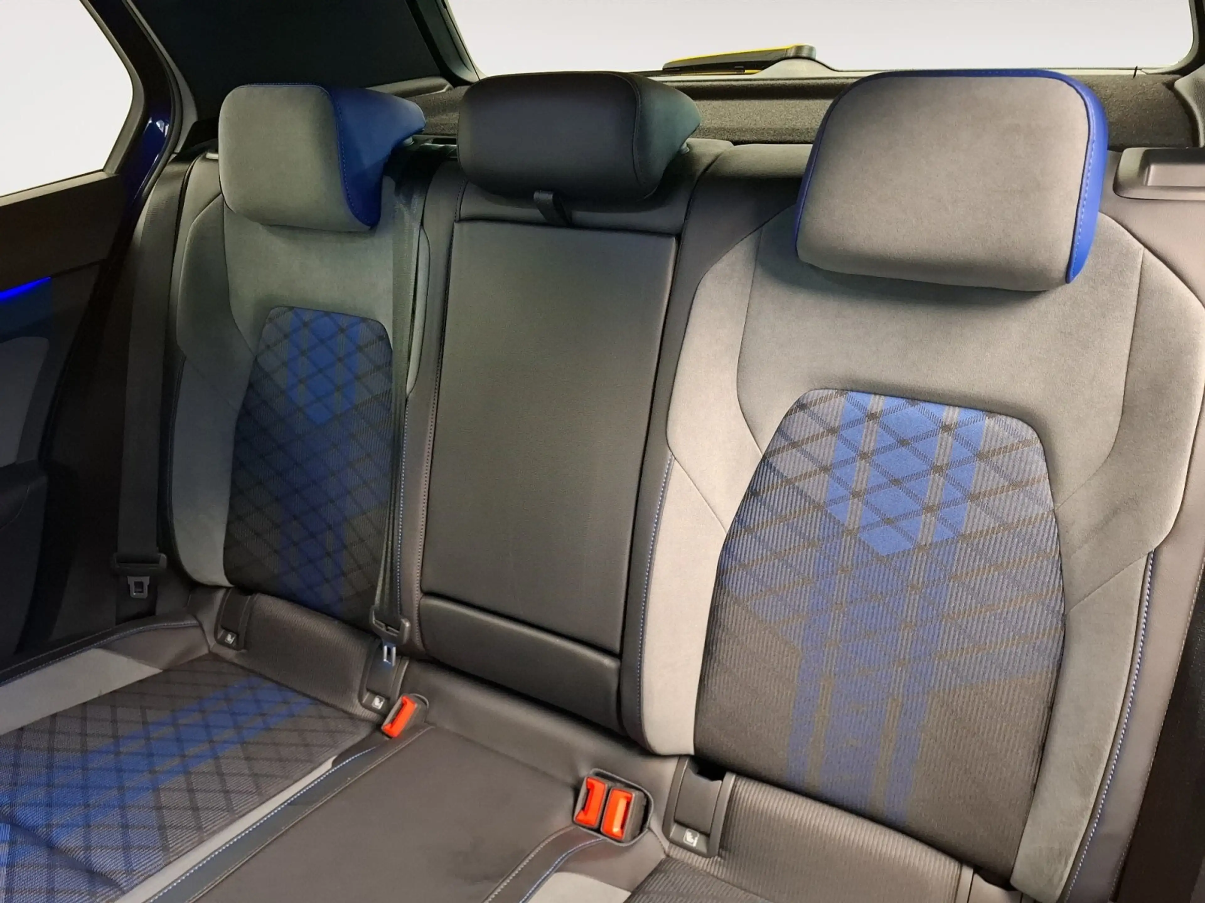 Volkswagen Golf VIII R 4Motion 2.0 TSI DCC Matrix RFK ACC — photo 8