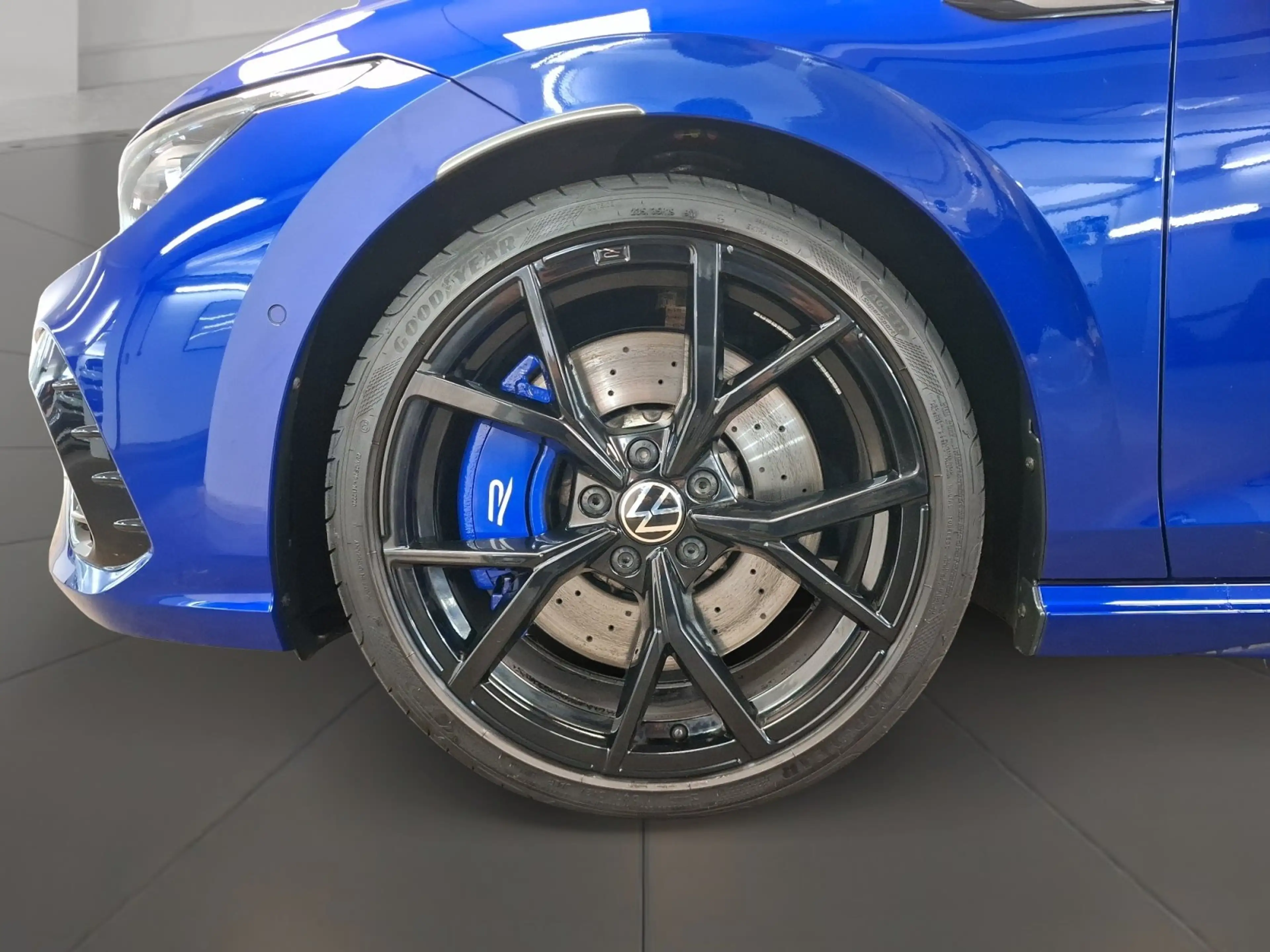 Volkswagen Golf VIII R 4Motion 2.0 TSI DCC Matrix RFK ACC — photo 6