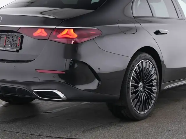Mercedes-Benz E-Class view 4