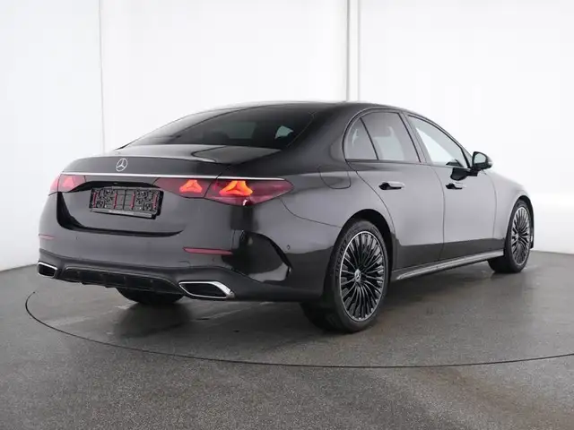 Mercedes-Benz E-Class view 3