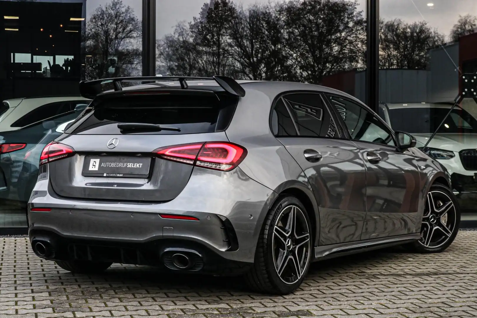 Mercedes-Benz A 35 AMG 4MATIC - PANO - BURMESTER - DEALER ONDERHOUDEN - A Grijs - 2