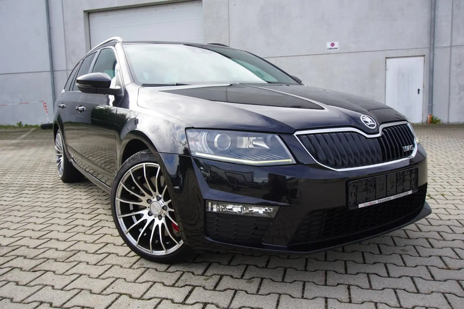 Skoda Octavia 2.0TDI Combi RS Navi Xenon PDC Tempomat Zwart - 1