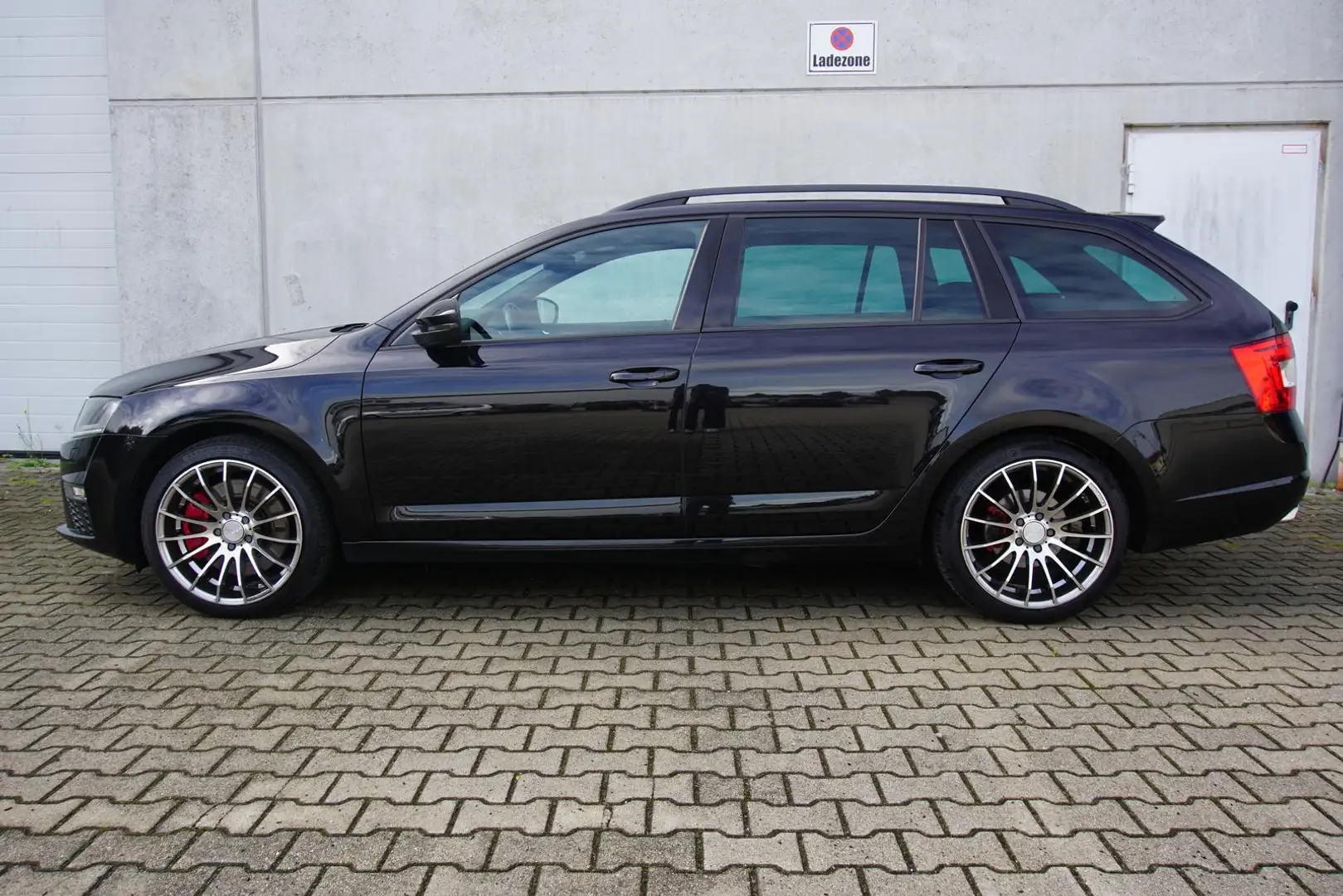 Skoda Octavia 2.0TDI Combi RS Navi Xenon PDC Tempomat Zwart - 2
