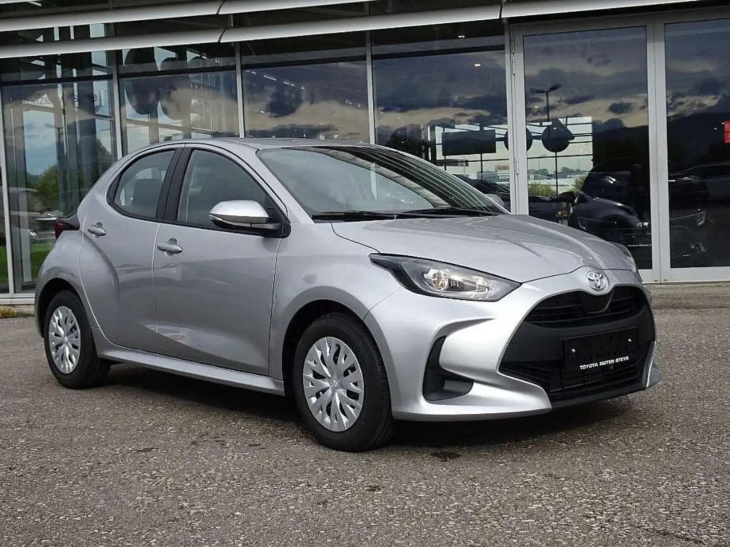 Toyota Yaris 1,0 VVT-i Active #Prompt Silber - 1
