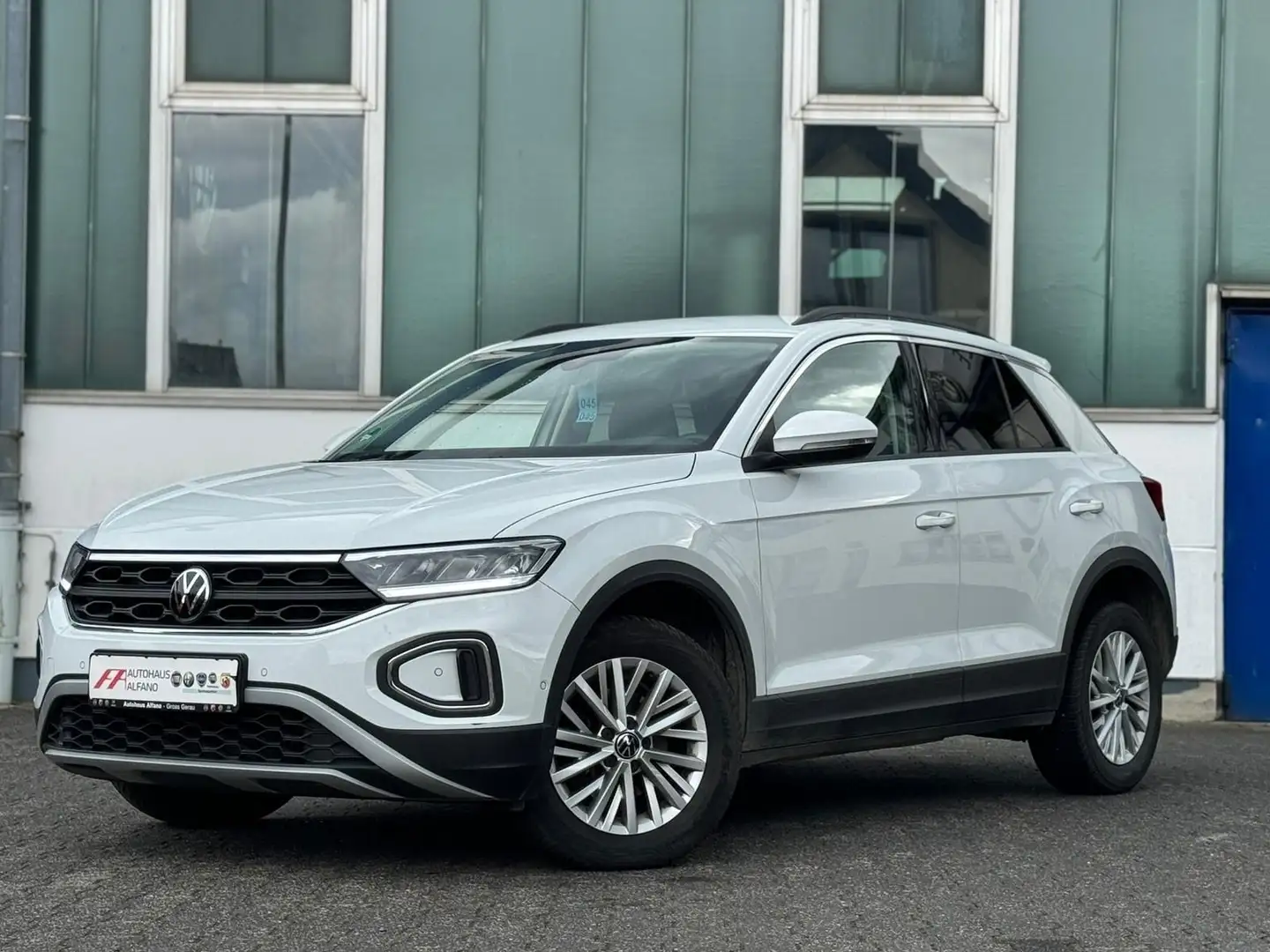 Volkswagen T-Roc Life NAVI PDC V+H SITZH ALU Weiß - 1