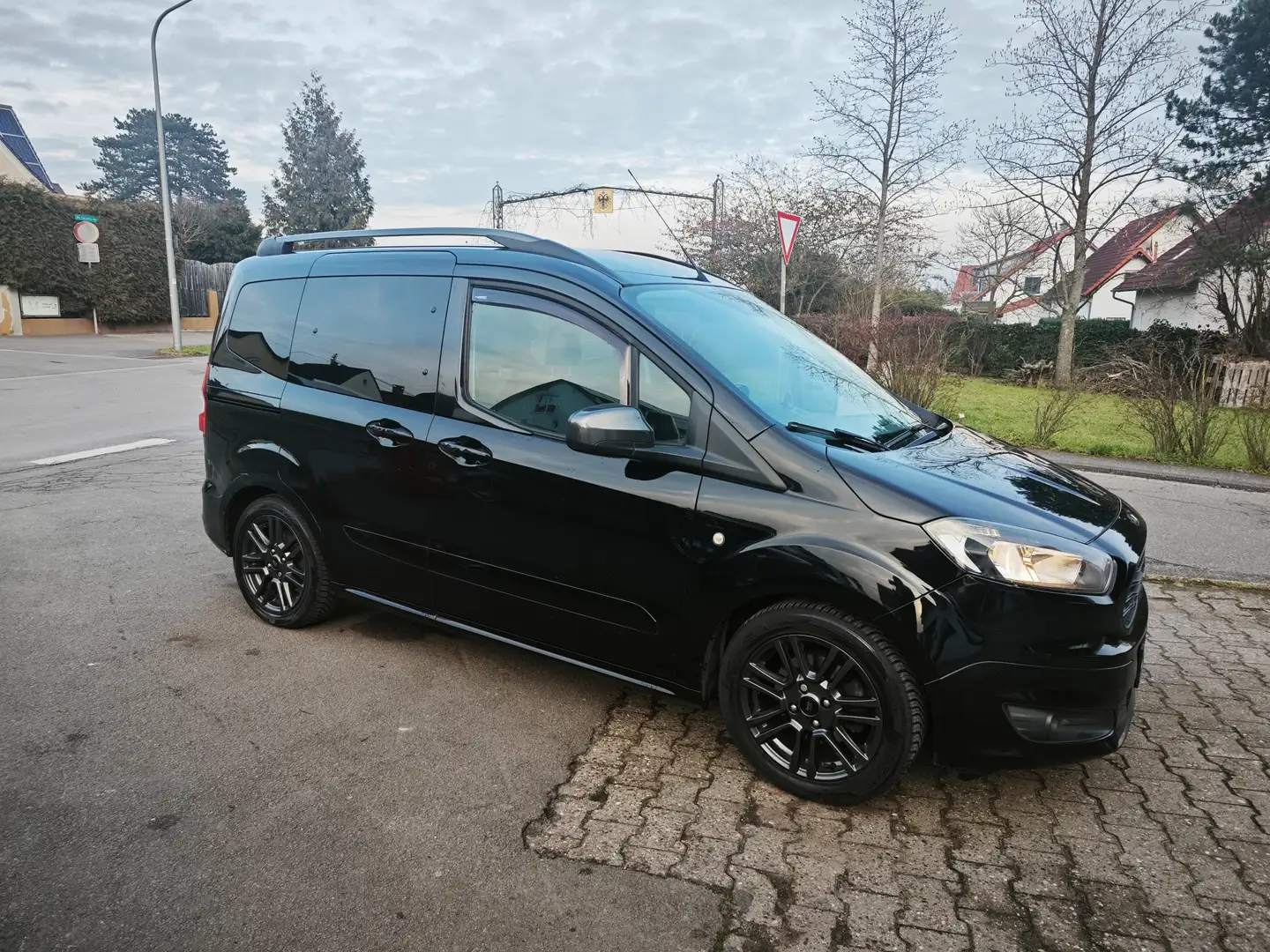Ford Tourneo Courier Sport,HU/AU 04/27 KD NEU,AHK Schwarz - 1