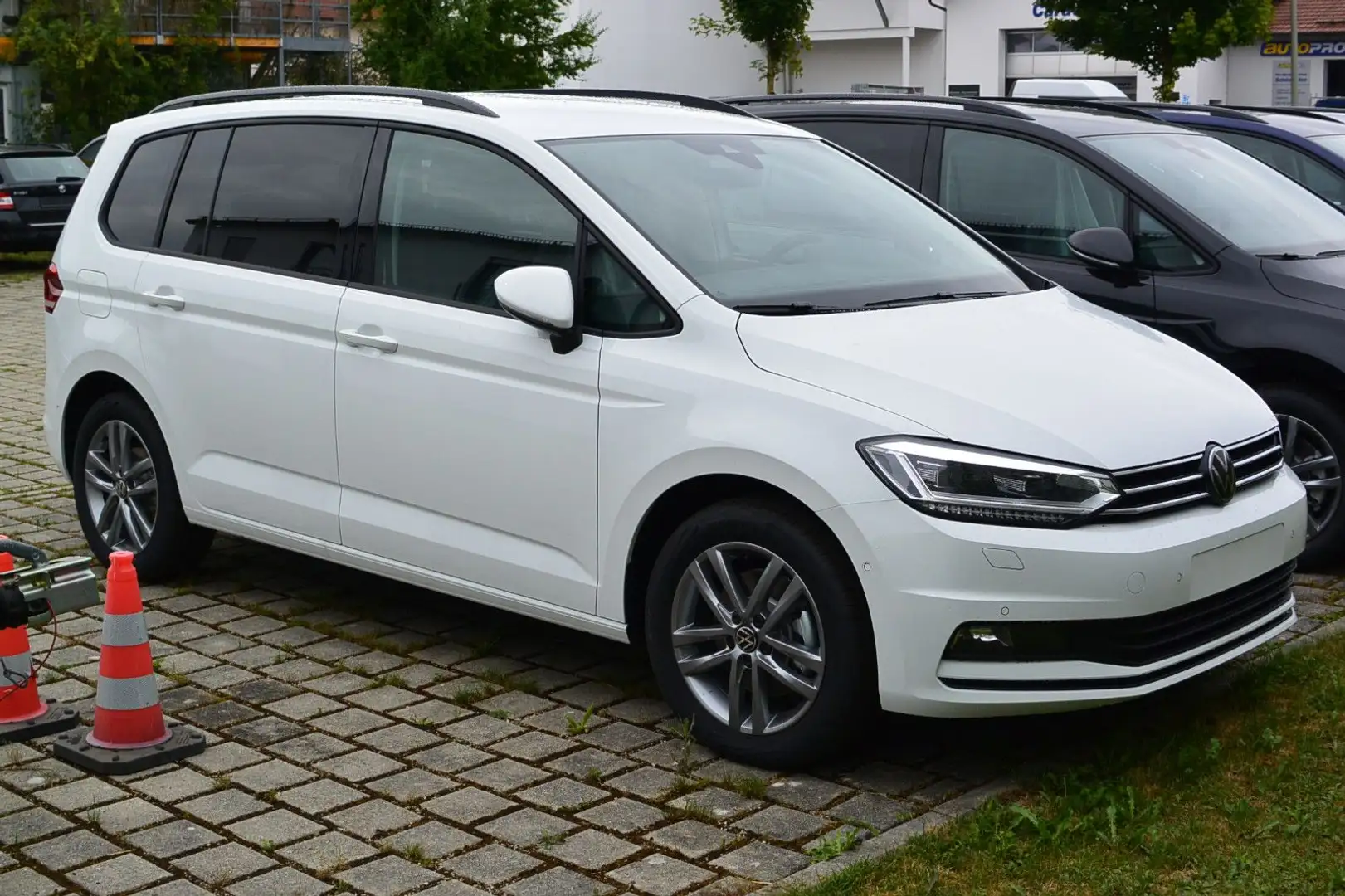 Volkswagen Touran Edition 1.5TSI Kam.Sitzh. APP AHK SOFORT! Weiß - 2