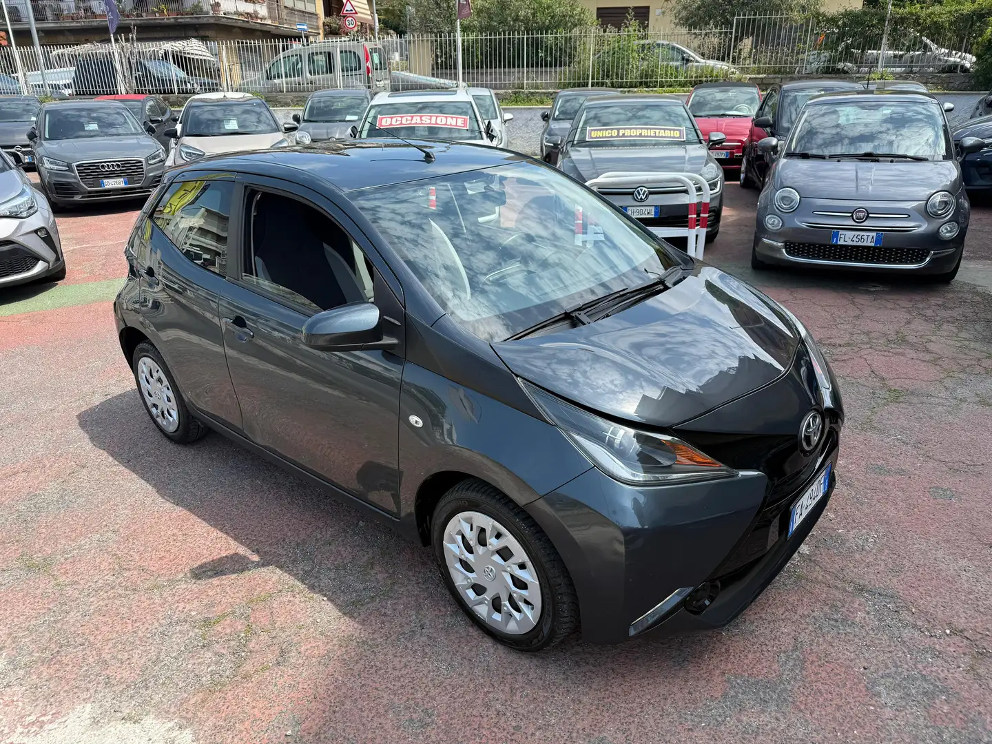 Toyota Aygo 1.0 EURO 6 *RETROCAMERA* Grijs - 1