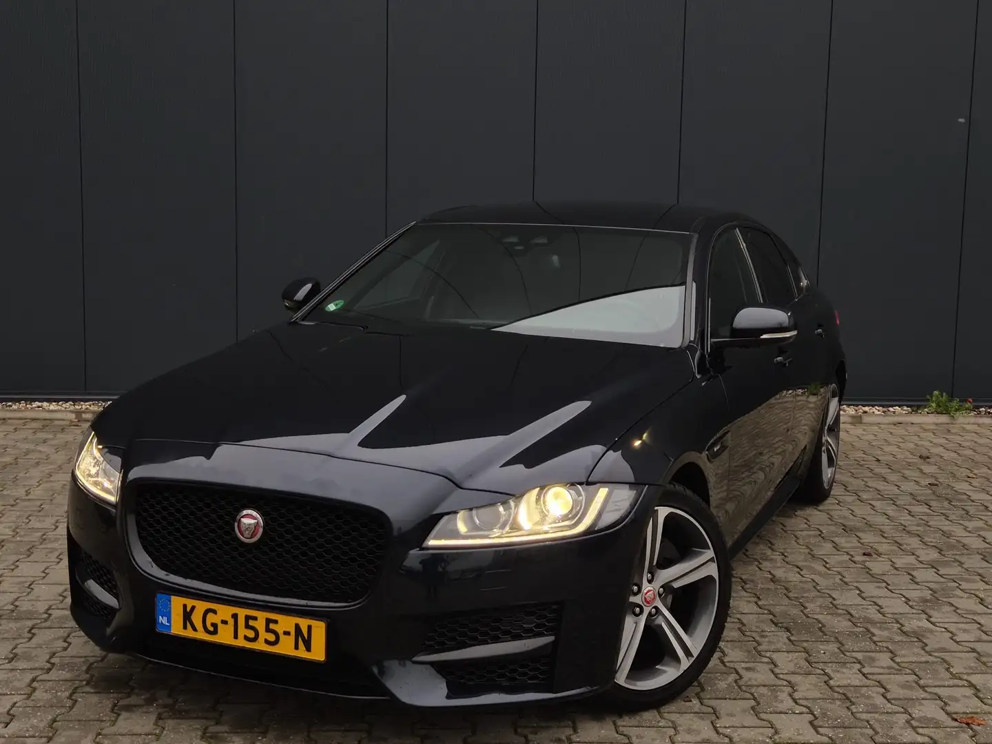 Jaguar XF 2.0d Portfolio ORI NL R-sport Zwart - 2
