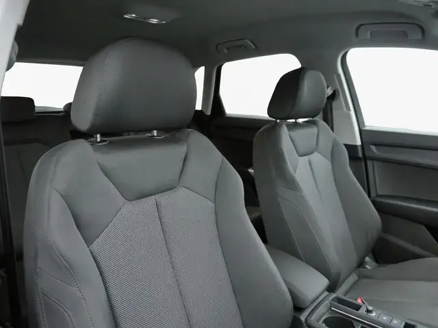 Audi Q3 view 10