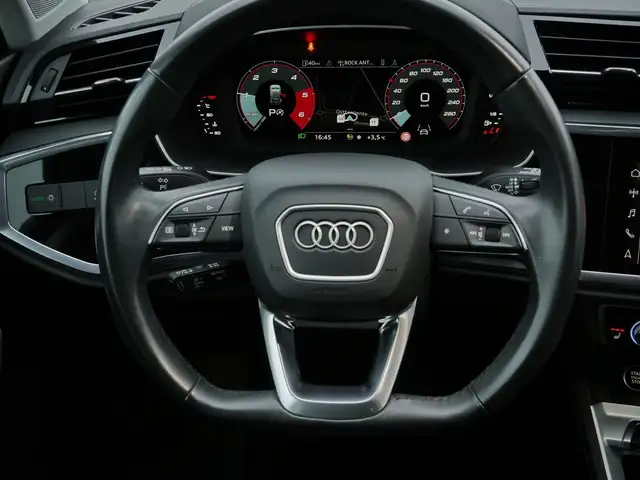 Audi Q3 view 9