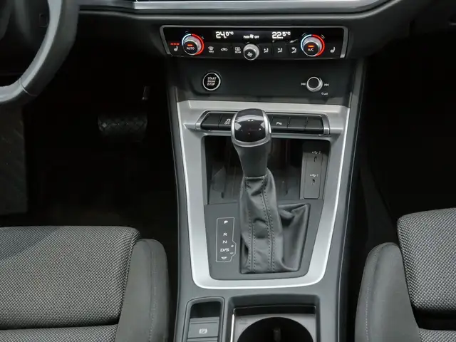 Audi Q3 view 7