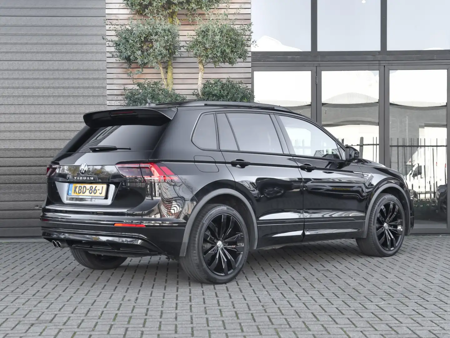 Volkswagen Tiguan 2.0 TSI 4Motion R-Line Highline Panoramadak Leer C Schwarz - 2