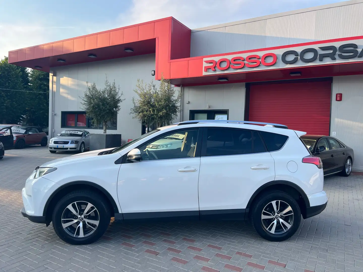 Toyota RAV 4 2.0 d-4d Lounge 2wd mt my17 Blanco - 2