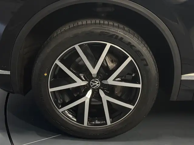Volkswagen Touareg view 9
