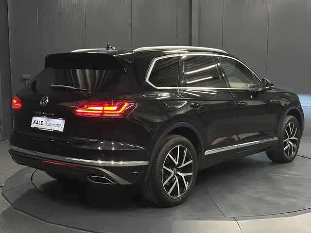 Volkswagen Touareg view 5