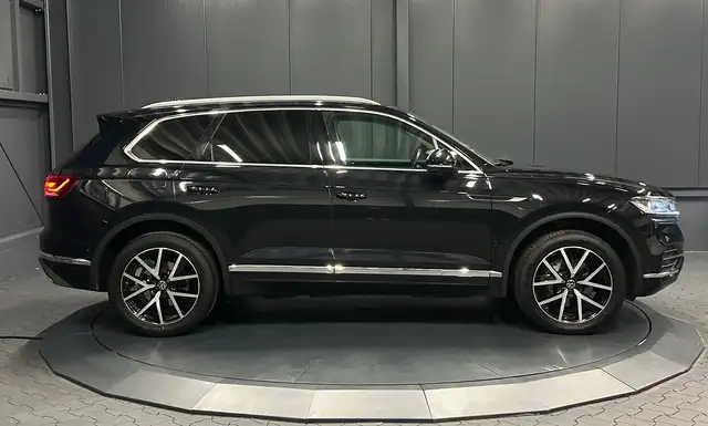 Volkswagen Touareg view 6