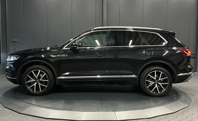 Volkswagen Touareg view 2
