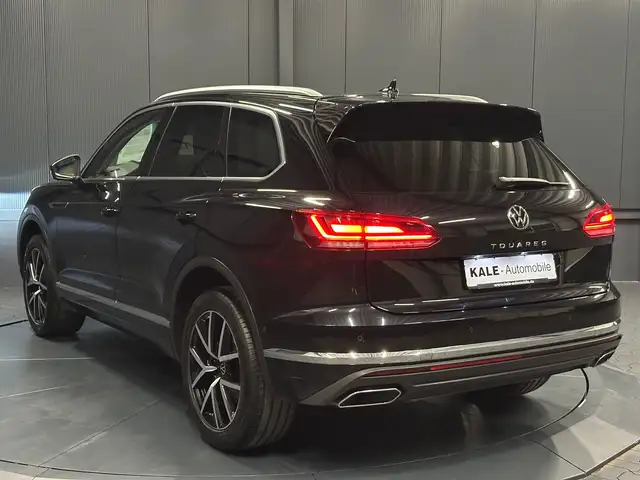 Volkswagen Touareg view 3