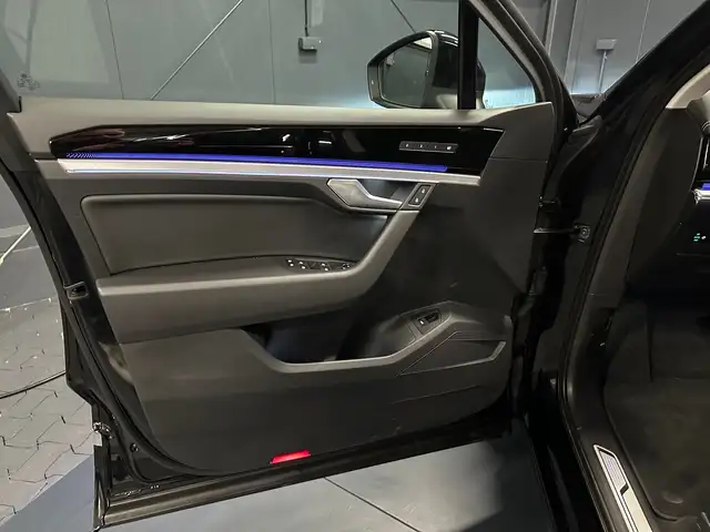 Volkswagen Touareg view 13