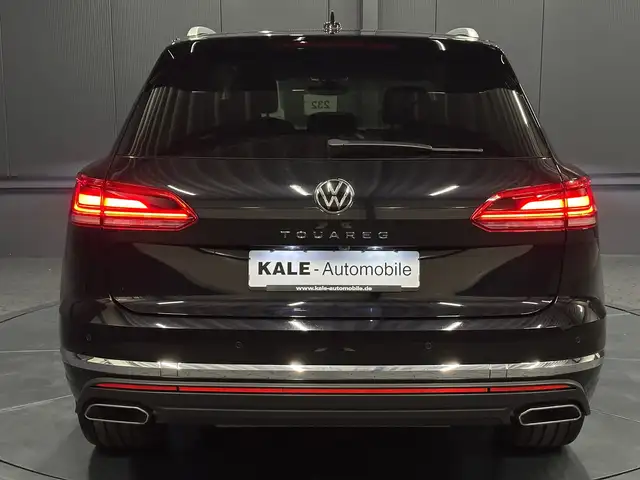 Volkswagen Touareg view 4