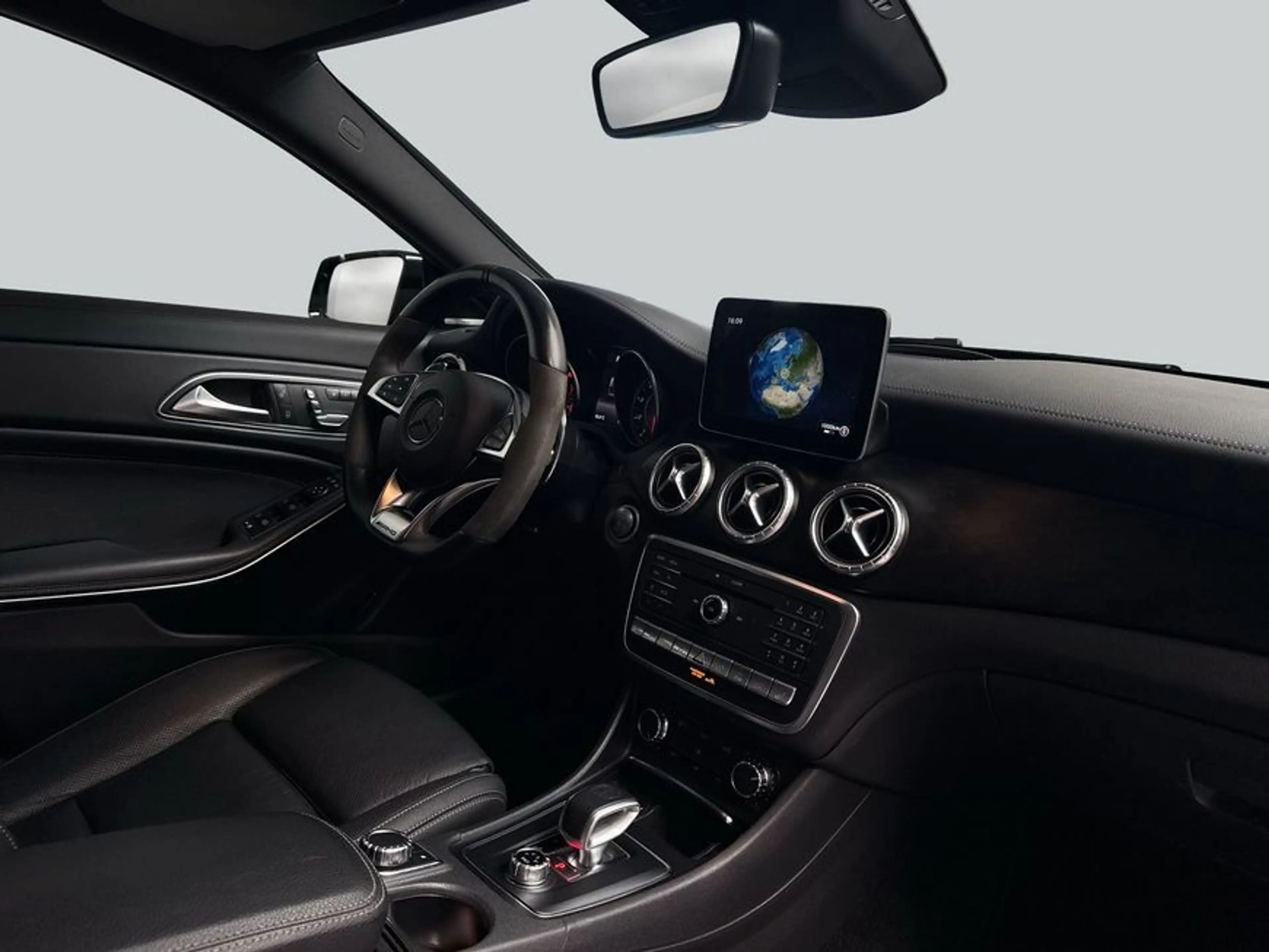 Mercedes-Benz CLA 45 AMG CLA — photo 15